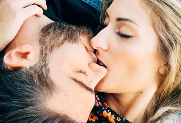 innamorati che si baciano